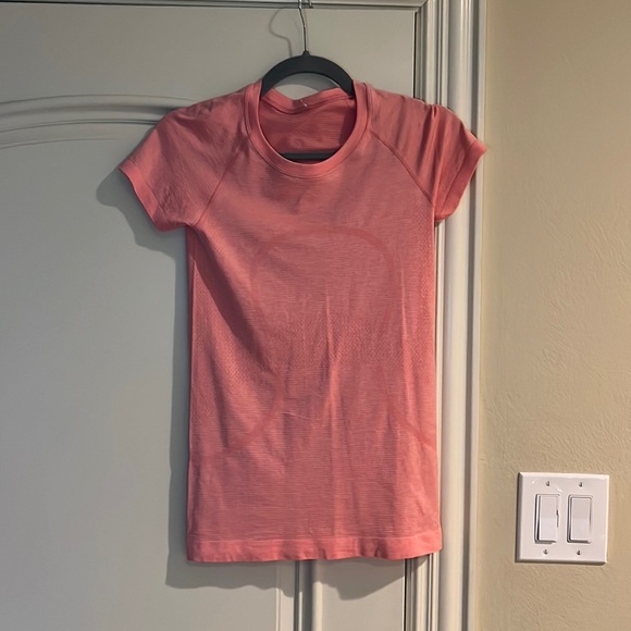 Lululemon Raspberry Cream Swiftly tech short sleeve size 4 - Picture 1 of 3